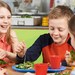 Kinder beim Essen in der Schulkantine