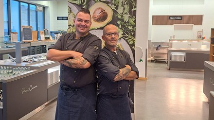 Restaurantleiter Ralph Quigley (rechts) mit seinem Küchenchef