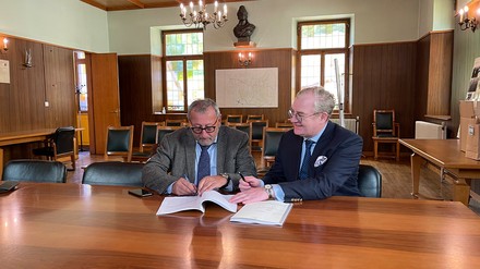 Vertragsunterzeichnung zwischen Robert Egerle (Hotel Le Willmann) und Martin R. Smura (Grand Metropolitan Hotels)