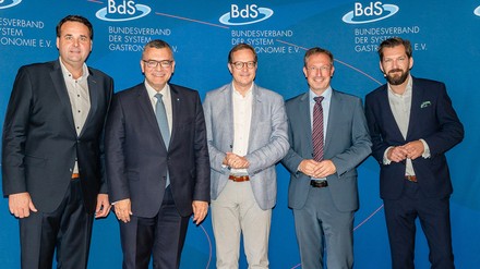 BdS-Präsident Matthias Kutzer, Staatsminister Dr. Florian Herrmann, CSU-Generalsekretär Martin Huber, MdB Stephan Thomae und BdS-Hauptgeschäftsführer Markus Suchert beim BdS-Mittagsempfang (v.l.n.r.).