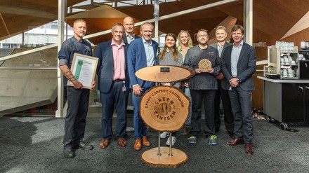 Die Übergabe des „GreenCanteen“ Zertifikates. v.l.n.r Florian Bechter, Bernd Fella, Markus Mayr, Ekkehart Lehmann (K&P Consulting), Renata Bierbrauer, Andrea Freund-Kremer, Kay Isenburg, Valentin Koch und Christjan Knudsen