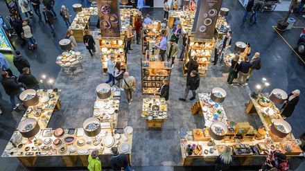 Ein Roboterarm hält einen Becher mit Bier