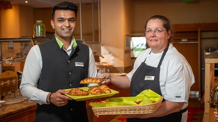 Souschefin Mandy Reinhardt und Azubi Lakshay Sehrawat