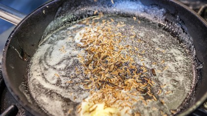 Gebratene Insekten in einer Pfanne