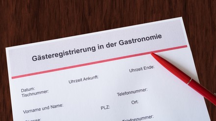 Formular für die Kontaktdaten von Gästen in einem Restaurant in Deutschland während der Corona-Pandemie