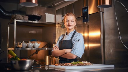 Junge Köchin in ihrem Arbeitsumfeld