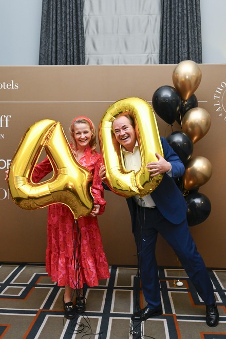 Moderator Wolfram Kons mit Frau