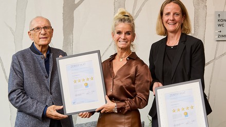 Michaela Doll-Lämmer, Direktorin Europa-Park Hotels (Mitte), und Ulrike Braun, Senior Sales Managerin Europa-Park Hotels, freuen sich über die „Wellness Stars“-Urkunde für die Hotels Santa Isabel, Colosseo, Bell Rock und Krønasår, überreicht von Prof. Rudolf Forcher, Aufsichtsratsvorsitzender der Wellness Star.
