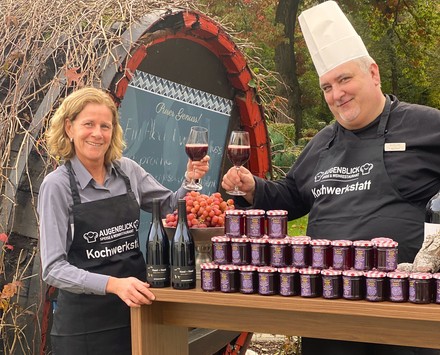 Stoßen mit einem Spätburgunder vom Weingut Markus Klump auf die neue Trauben-Essenz an (v. l.): Goldmundschenkin und staatlich geprüfte Sommelière Martina Hocke und Küchenchef Thomas Meischner vom Mercure Tagungs- & Landhotel Krefeld