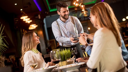 Bezahlung im Restaurant