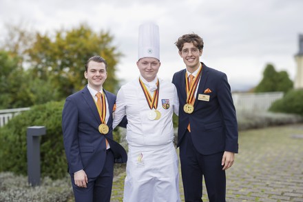 Hotelfachmann Linus Doufrain (r.) und Restaurantfachmann Johannes Lauth (l.), beide aus Baden-Württemberg, umrahmen Goldkoch Dennis Schneider aus dem Saarland