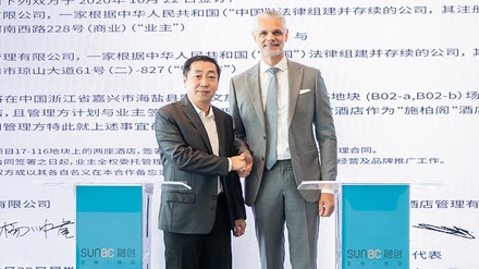 Yang Wenhu (l.), General Manager der Hangzhou Bay Sunac Cultural City, und Marc Cherrier, COO Steigenberger Hotels & Resorts bei Huazhu,