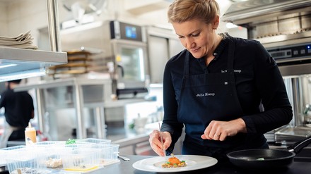 „37°: Hochleistung am Herd – Zwischen Sterne- und Suppenküche“: Sterneköchin Julia Komp steht an einer Edelstahl-Anrichte.