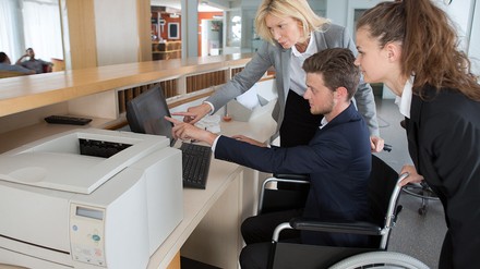 Rollstuhlfahrer an der Rezeption