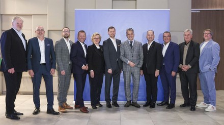 Das neue Präsidium des DEHOGA Bundesverbandes anlässlich der Delegiertenversammlung am 11. November 2024: Guido Zöllick (6.v.l.) mit seiner neuen Stellvertreterin Angela Inselkammer und seinem Stellvertreter Otto Lindner (5.v.r.) und Schatzmeister Gereon Haumann (4.v.l.) sowie den Präsidiumsmitgliedern (v.l.) Patrick Rothkopf, Michael Steiger, Florian Hary, Michael Schmidt, Fritz Engelhardt, Robert Mangold und Holger Bösch. (Nicht auf dem Bild: Stephan von Bülow, Marco Nussbaum, Rolf Seelige-Steinhoff)