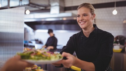 Essensausgabe in der Kantine
