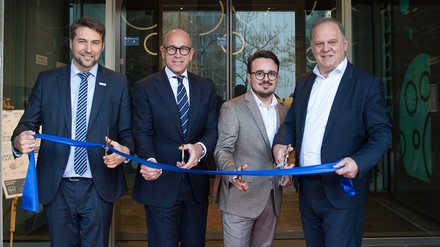 Klassisches Bandzerschneiden bei der feierlichen Eröffnung des H2 Hotel Saarbrücken
