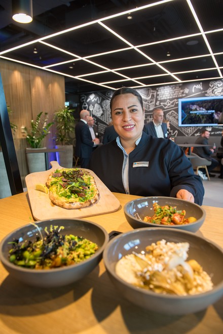 Im H2 Hotel Saarbrücken bereiten die Mitarbeitenden Street Food-Klassiker neu inspiriert zu.