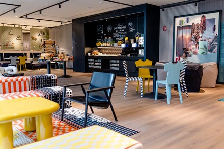 Im neuen Motel One Antwerpen erinnern beispielsweise Stuhllehnen an T-Shirts.