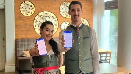 Auszubildende mit digitalem Berichtsheft im Hotel Zugspitze