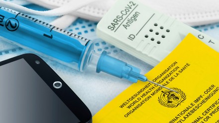 Massnahmen Corona Konzept Impfung und Impfpass mit Test und Handy