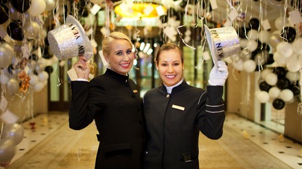 Zwei Damen bei der Silvesterfeier im Hotel Adlon Kempinski Berlin