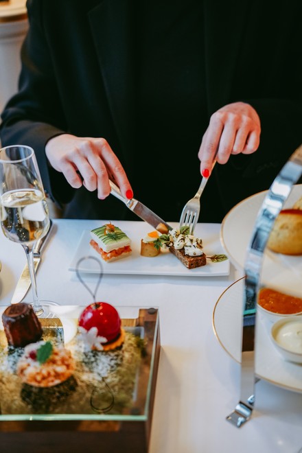 Das Menü im Hotel Vier Jahreszeiten Kempinski München bietet eine Auswahl herzhafter Häppchen.