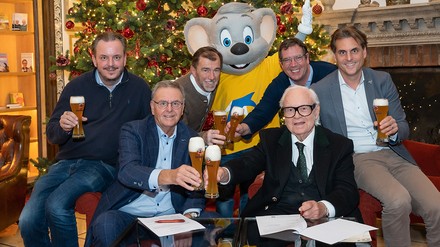 V. l. n. r.: Michael Mack (Geschäftsführer Europa-Park Rust), Roland Mack (Inhaber Europa-Park Rust), Josef Westermeier (Geschäftsführer Erdinger Weißbräu), Euro-Maus Ed, Werner Brombach (Inhaber Erdinger Weißbräu), Wolfgang Kuffner (Geschäftsführer Erdinger Weißbräu) und Thomas Mack (Geschäftsführer Europa-Park Rust) stoßen auf die Verlängerung der Partnerschaft an.