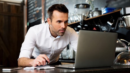 Gastronom arbeitet am Laptop