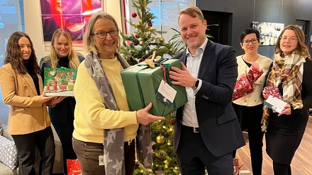 Das Team des Clayton Hotel Düsseldorf überreichte die Geschenke aus der Wunschbaum-Aktion an die Elterninitiative Kinderkrebsklinik e.V.