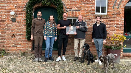 v.l.n.r. Familie Maichau vom Deichhof, Florian Rose von Ringhotels, Jan-Hinrik Dircksen vom Deichhof und Lennart Dircksen vom Deichhof