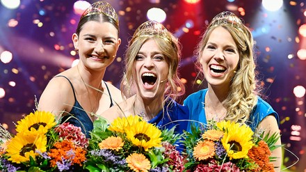 Charlotte Weihl (M), neu gewählte Deutsche Weinkönigin, freut sich im Saalbau nach der Wahl der 76. Deutschen Weinkönigin mit den Weinprinzessinnen Katharina Gräff (l) und Julia Lambrich über die Entscheidung.