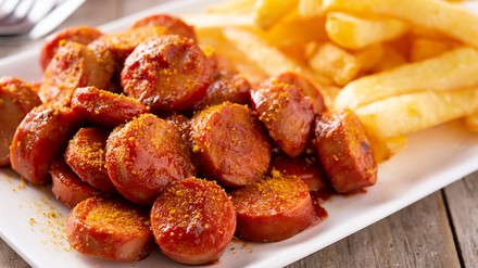 Currywurst mit Pommes