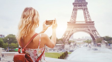 Touristin in Paris macht ein Foto vom Pariser Eiffelturm