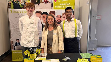 Personalreferentin Ina Holland-Letz, hier auf der Messe Erfurt, mit zwei der Young Talents der AHORN Hotels.