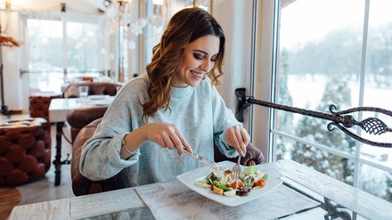 Frau isst Salat