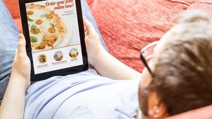 Mann bestellt sich Essen via Tablet