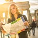 Touristin vor dem Brandenburger Tor in Berlin