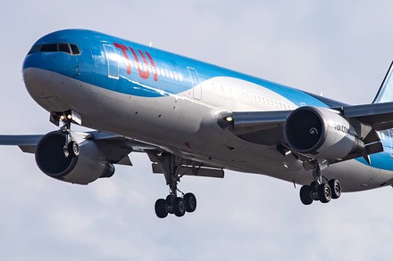 Ein Flugzeug mit TUI-Logo