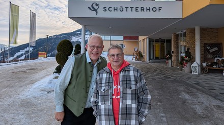 Der 65-jährige Pensionist Manfred Steinberger (r.) ist geringfügig im Hotel Schütterhof in Rohrmoos beschäftigt. Sein Chef Roland Gyger (l.).