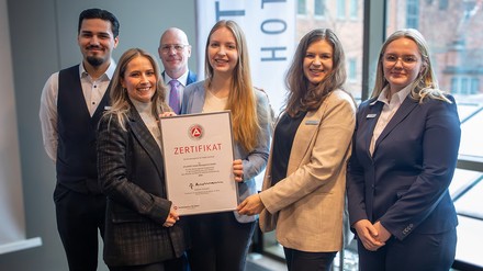 Offizielle Übergabe des „Zertifikats für Nachwuchsförderung 2024“