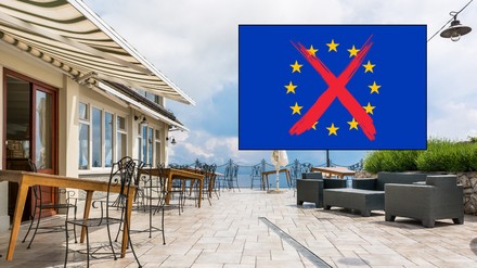 Leere Restaurantterrasse am Strand mit durchgestrichener Europa-Flagge