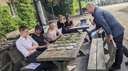 Auszubildende des Welcome Hotel Meschede bei der Kräuterschulung.