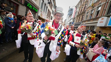 Ministerpraesident Hendrik Wuest wirft den Zuschauen am Zugweg Kamelle zu auf dem Koelner Rosenmontagszug 2024, Koeln, 12.02.2024