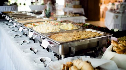 Ein Buffett mit leckeren Speisen