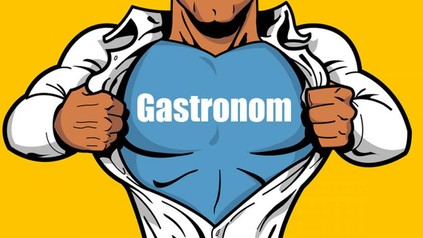 Mann reißt sich das Hemd auf, darunter Shirt mit Aufschrift "Gastronom"