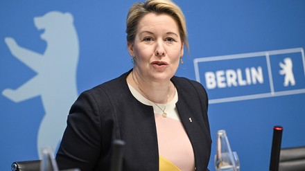 Franziska Giffey am Redepult