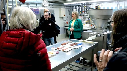 Dr. Lisa Berger präsentiert nachhaltig produzierte, vegane Salami im Technikum der Universität Hohenheim.