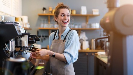 Junge Frau bereitet Kaffee vor
