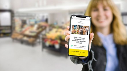 Blick in eine Filiale der GALERIA Markthalle, zu sehen sind Obst. und Gemüsestände.